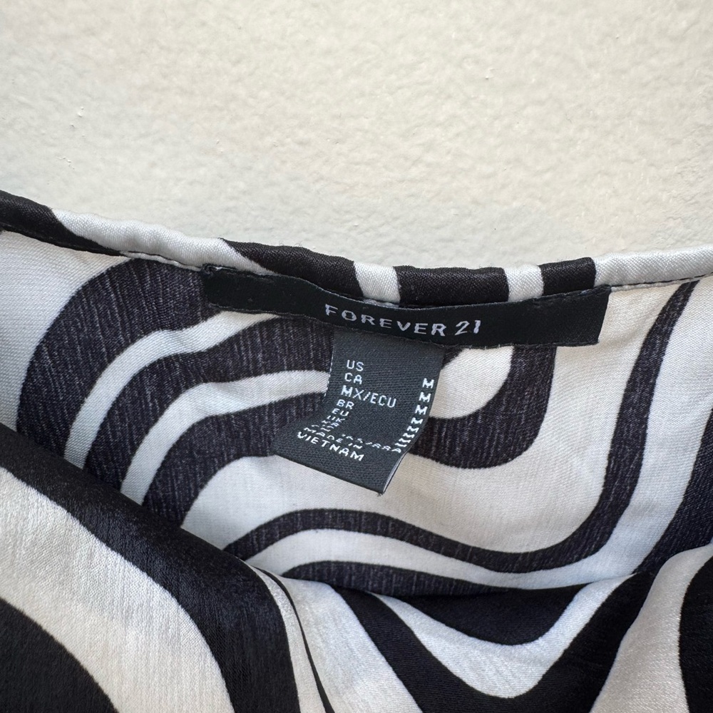Forever 21 Black and White Graphic Sleeveless Camisole - Picture 2 of 3